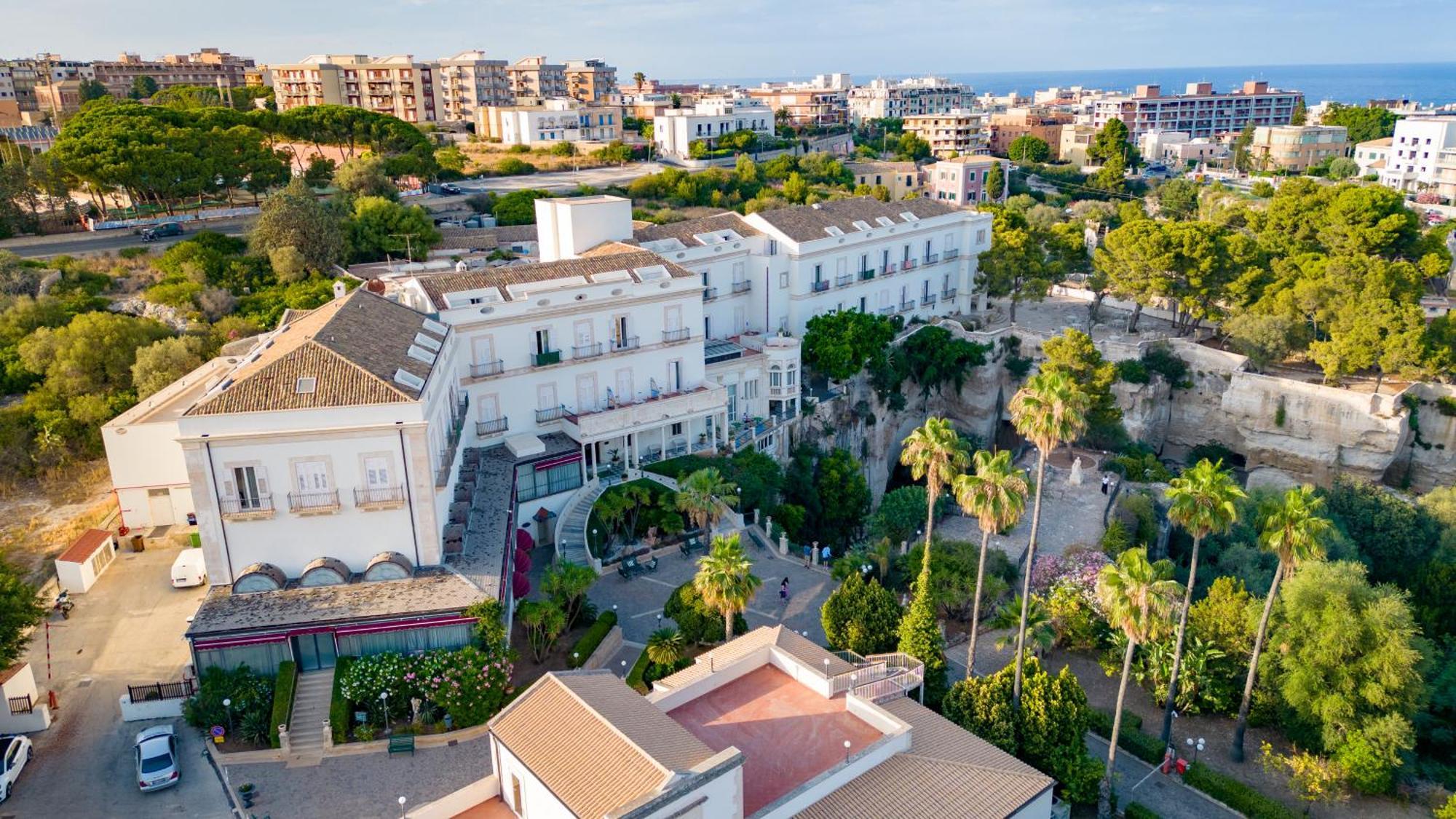 Hotel Grand Politi 4*