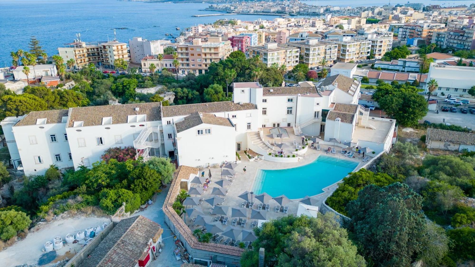 Grand Politi Hotel 4*
